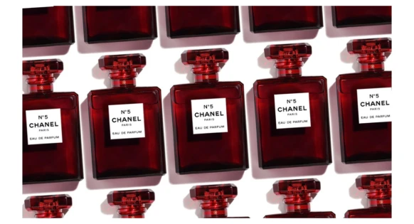  【必收】不是惡搞，玩真的！台灣也上市，香奈兒推出限量版紅色N°5、清新晨露淡香水