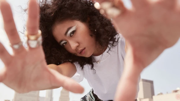 跟青峰、OZI、蛋堡合唱的慵懶女聲就是她!獨一無二的風格女伶9m88