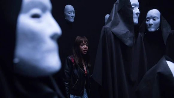 好友一個個莫名失蹤被殺......《逃出絕命鎮》剪接師執導，恐怖新片《嚇地獄》試膽樂園變成殺人地獄