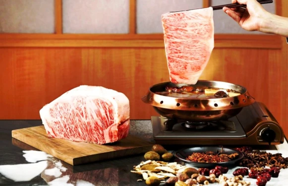 和牛肉片可比鍋蓋大 麻辣湯可以輕鬆喝 鍋界肉霸樂軒松阪亭 這鍋厲害季節限定雙湯底奢華上桌