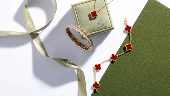 浪漫聖誕幸福之禮首選，唯有梵克雅寶Alhambra能完美傳遞