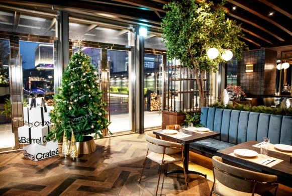 晶燦彩球金色花圈聖誕樹 彷彿走進曼哈頓奇幻聖誕 Crate and Barrel聯名Wildwood 聖誕限定餐桌 還送限定聖誕禮