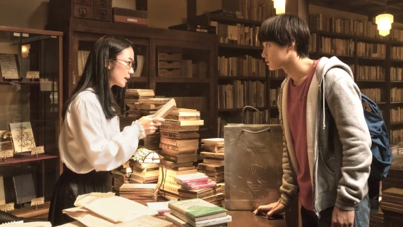 揭開50年前一場不可告人的密戀......日本暢銷680萬冊，超人氣國民推理小說《古書堂事件手帖》電影版來了