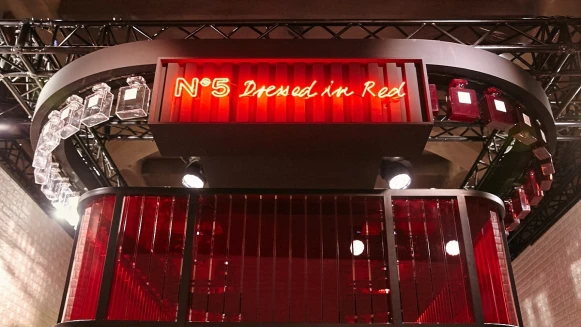 美麗佳人帶藝術家們逛”LE ROUGE香奈兒紅色工場”!讓人心紛飛的美麗紅令眾人讚嘆:「沒來會搥心肝!」