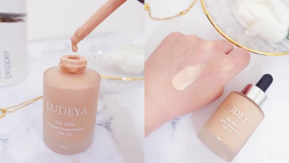 當戀情來的時候…. 妳更需要展現女人的柔美光！如絲稠般的微霧光質感粉底輕鬆打造親吻也不露粉痕的臉龐！