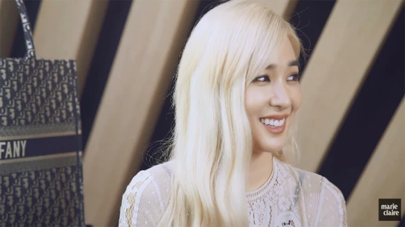 Tiffany Young俏皮說中文「豬年行大運」！自曝不為人知的壞習慣、愛用自拍APP