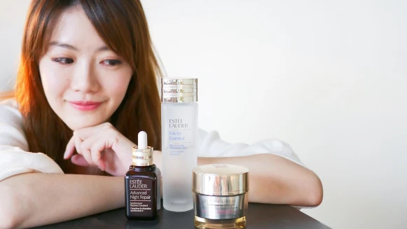 一名空姐的流水帳日記：「讓我在有如沙漠般乾燥的機艙中，維持肌膚穩定的完美晶潤透亮狀態，只有年輕金三角能辦到！」