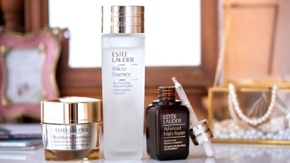 今年的母親節買物攻略直接衝「年輕金三角，一次完美拉開肌膚與惡的距離！