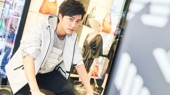 「桌球王子」江宏傑帥氣現身東京表參道