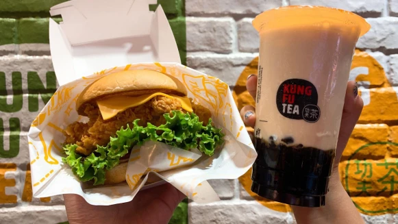 炸雞就是要配黑糖珍奶！頂呱呱攜手美國功夫茶打造全新複合概念店，還有限量炸雞花