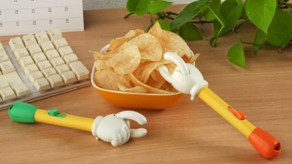 零食控必備「洋芋片手夾」！大嗑餅乾不怕弄髒手，另一頭還是超實用觸控筆