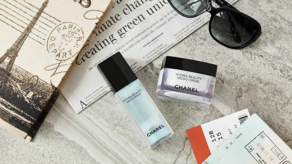 只要有山茶花的陪伴，隨時都能秒打包出國去！準備好來場「法式日不落、肌不渴之夏日旅行」了嗎？！