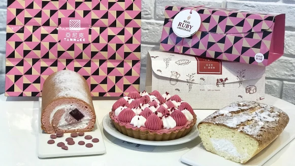 甜點控們要筆記！亞尼克「紅寶石巧克力」生乳捲粉嫩登場，生。磅蛋糕2.0強勢回歸