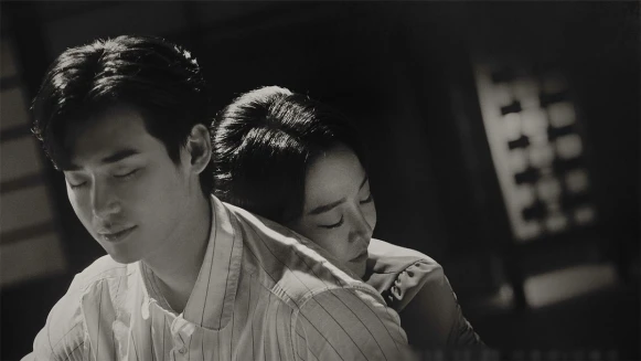 【鍾文音專欄】愛情最好還是一座海，如果是一杯水，很苦。