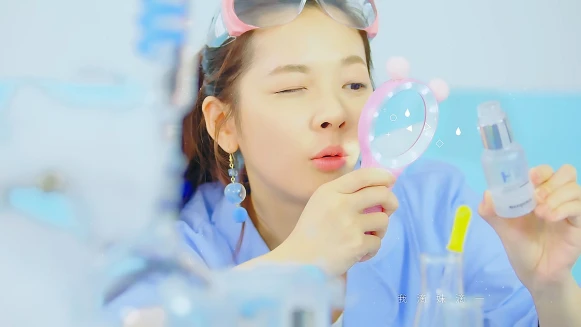 網路新一代國民女神滴妹超洗腦保養歌《每天滴一滴一滴》！化身實驗室小老師幫大家上懶人保養課