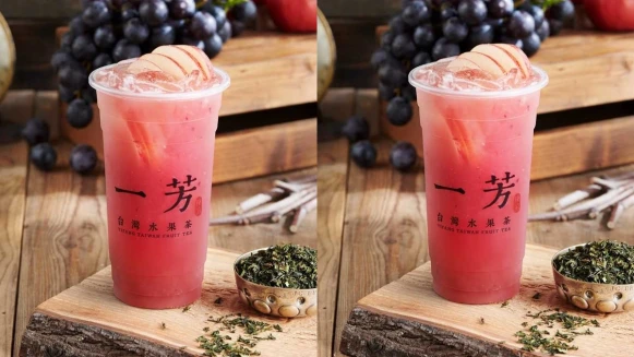 一芳水果茶推出全新季節限定大村葡萄水果茶！整顆巨峰葡萄新鮮現榨，唯美紫紅色的微酸新滋味