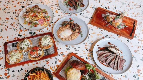 想放鬆微醺首選！「棧酒食吧」時尚餐酒館推出全新菜單登場，異國街頭小吃以酒搭餐，新加坡鹹蛋薯條超誘人