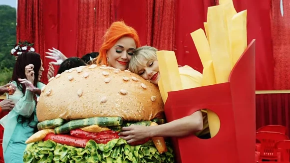 泰勒絲、凱蒂佩芮世紀大和解!新歌〈You Need to Calm Down 〉化身漢堡與薯條姐妹花,連「死侍」都軋一角