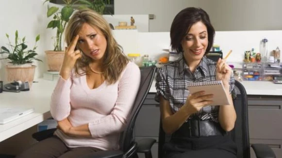 同事都在混水摸魚，我該告訴老闆嗎？