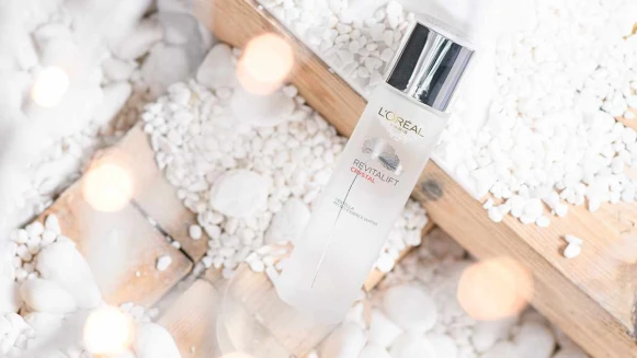 巴黎萊雅重磅推出 全新積雪草晶透青春露 獨家專利親膚配方 無油清爽質地完美滲透 「開架青春露」4周實測有感 不只修護更晶瑩透亮