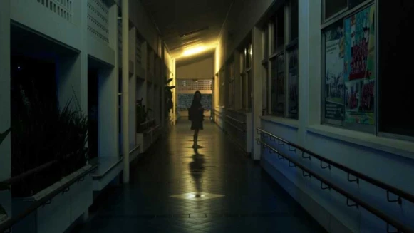 《鬼學怨》改編韓國經典校園恐怖片！半夜長廊詭異喘息聲、漂浮女鬼......校園靈異傳說駭人登場