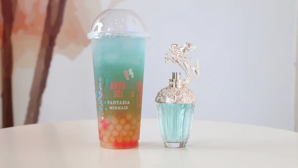 根本是小美人魚的飲料!ANNA SUI香氛x丸作食茶推出「under the sea藍海初戀」,夢幻藍綠色漸層是滿滿的海洋清新感