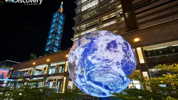 超夢幻7米高「飄浮地球」降臨信義區！由NASA授權、縮小真實地球打造，快手刀去拍科幻網美大片