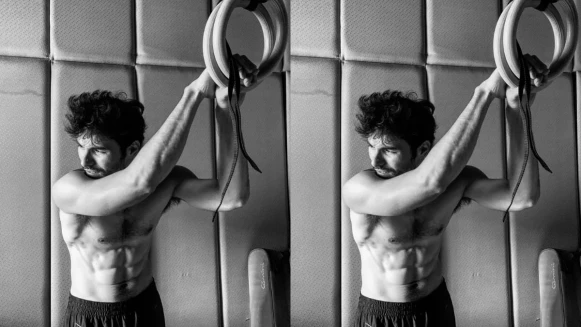 鳳小岳這身材太逼人！IG難得曬健身照，半裸秀性感腹肌：「根本是金鋼狼吧！」