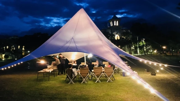 不用出國就能享受「奢華露營」！頂級帆船帳篷內有冷氣，河岸美景配星光BBQ超浪漫，立刻揪團出發吧～