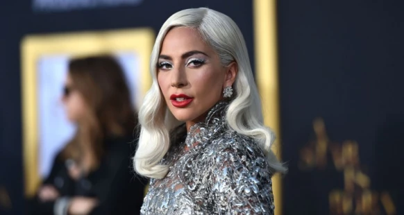 女神卡卡Lady Gaga有新歡了！真的不是布萊德利庫柏，和墨鏡男街上大方擁吻......