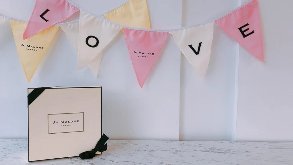 「貼上LOVE字母,還可以噴上喜歡的香水」Jo Malone London七夕情人節推出最強【告白香氛旗】,一掛就是浪漫感