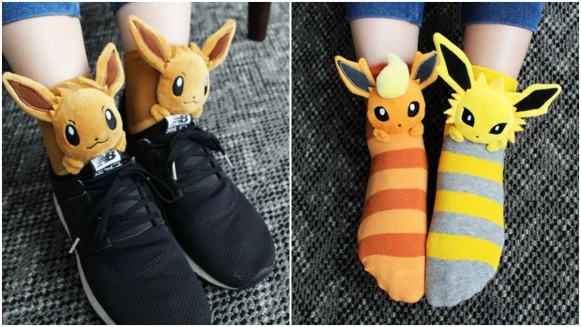 超可愛伊布能陪你出門！寶可夢中心推10款「伊布立體襪」，隨時都在腳上探出大頭，逼神奇寶貝迷全包啊~