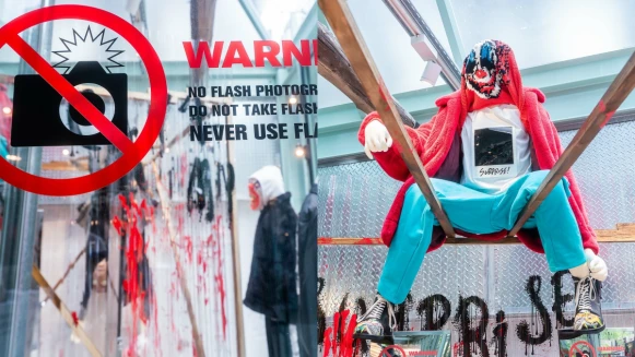 路過不要嚇一跳！onefifteen初衣食午換上鬼魅櫥窗，日本潮牌doublet男裝帥到連女生都想全部打包