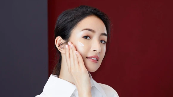 揭密林依晨的「向上管理」保養日記----都靠這罐「縮時保養精華」，拉提緊緻快速有感！