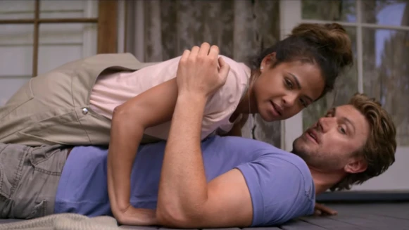 Netflix浪漫新片《愛巢進行式》男主角性感爆發!澳洲帥哥大秀肌肉身材,迷人嗓音可以先追一波