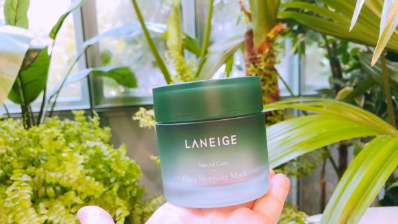 蘭芝LANEIGE晚安面膜再推新款，專為30+與敏弱肌設計的深綠色森林款，讓疲憊肌膚一夜好眠後再發光