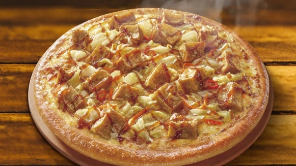 必勝客全新祭出「黃金臭豆腐比薩」！結合台灣夜市美食，外酥內嫩臭豆腐、台式泡菜搭配蒜蓉醬油根本太邪惡