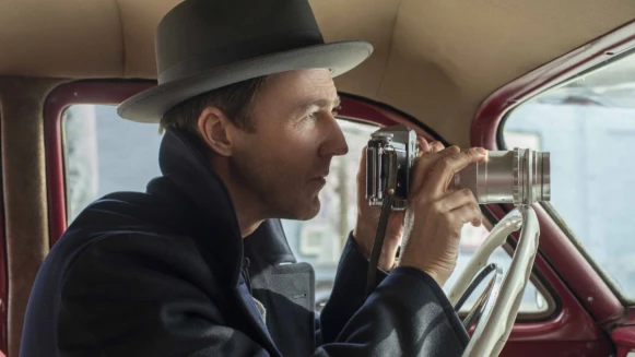 《布魯克林孤兒》2019犯罪驚悚新片！艾德華諾頓挑戰自導自演，化身患有妥瑞症私家偵探