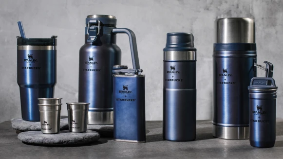 星巴克全新Stanley聯名限定杯來報到！7款時髦銀河星空藍商品，不鏽鋼水壺、冷水杯帥度破表