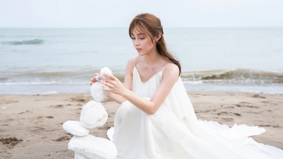 聲林之王爆紅歌手 李佳歡新單曲曝光 化身白色金魚 創作才女吳汶芳加持《赴約》