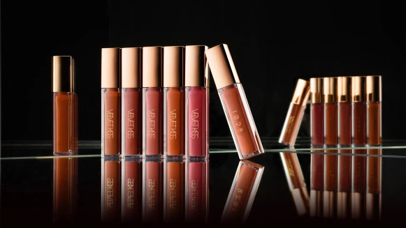 唇迷心竅潮色控,霧感唇釉惑 !極顯白、不顯紋、持霧綻色!!