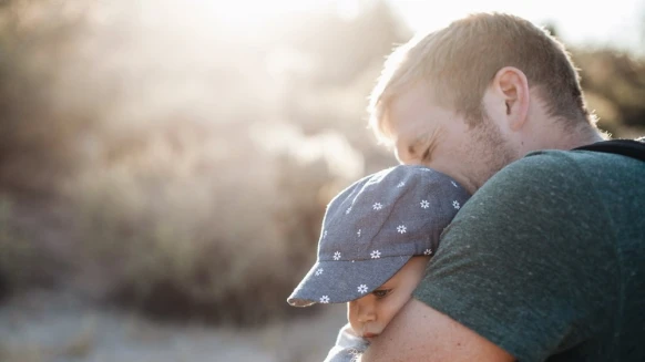 2歲女驟然離世，父親心碎告別：「拜託待在我身邊，我需要妳，不論走到哪裡，我會一直尋找妳。」