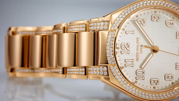 戴上百達翡麗Twenty~4 Automatic腕錶，綻放優雅時尚魅力！