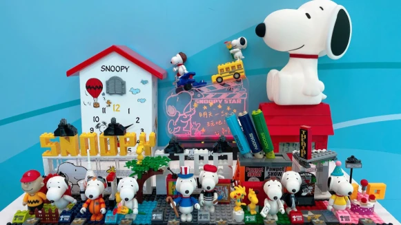 7-11全新史努比集點活動登場！11款超萌限量週邊，史努比積木公仔、觸控夜燈、狗屋鐘......都想帶回家