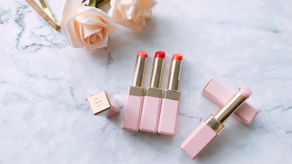 肌膚之鑰最美粉紅護唇膏推出新色！奢華訂製粉漾潤唇膏「潤色版」美翻，#01玫瑰粉擦起來不僅粉嫩還有玫瑰香