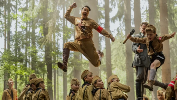 《 兔嘲男孩 》眾星雲集 ! 奧斯卡得主山姆洛克威爾、「黑寡婦」史嘉蕾喬韓森、「胖艾美」瑞貝威爾森齊聚爆笑衝撞「國家機器」