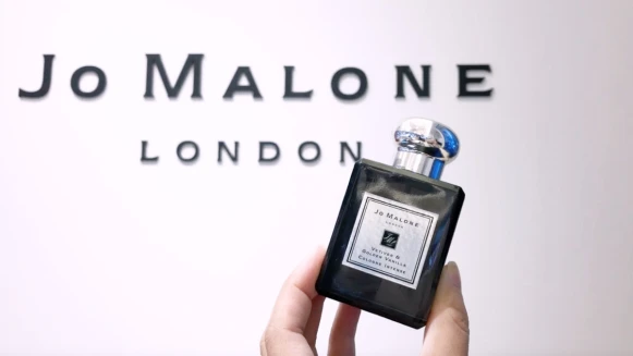 Jo Malone London黑瓶2020年新香「香根草與黃金梵尼蘭」,宛如午後一杯焦糖奶茶混合薰衣草的慵懶香氣