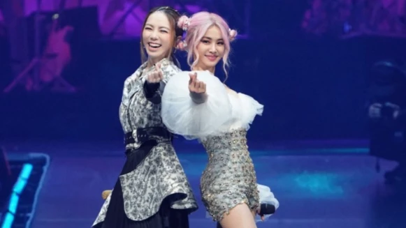 蔡依林、鄧紫棋兩大天后合體嗨翻小巨蛋!尬唱〈說愛你〉、〈光年之外〉,鄧紫棋狂讚Jolin:「我的頭比她大兩倍,真的好小一隻!」