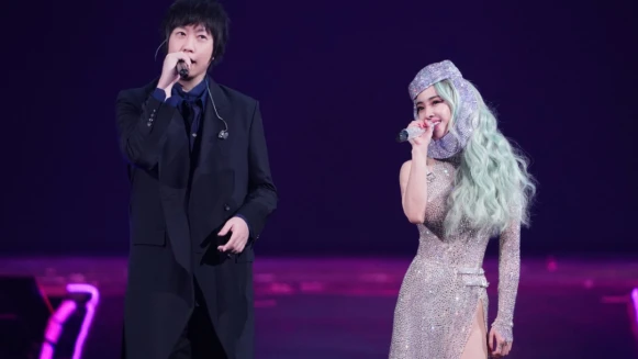 蔡依林、五月天阿信合體啦!大方牽手合唱超甜蜜,Jolin驚喜宣布高雄巨蛋演唱會5/9、5/10再開兩場