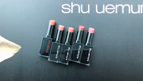 【2019熱賣Top5】植村秀小黑方口紅的玫瑰土、茶玫瑰都入榜，泰奶色最受歡迎，真的支支都美炸